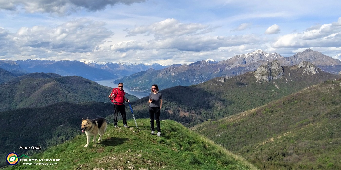 94 Dalla vetta del Cornizzolo vista verso il Lago di Como con le Grigne e i Corni di Canzo a dx.JPG -                                